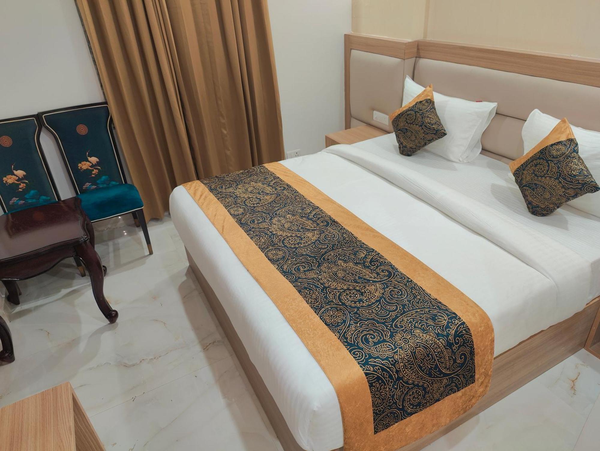 Decent Suites Inn- Mahipalpur, Delhi Airport, Aerocity Couette-café