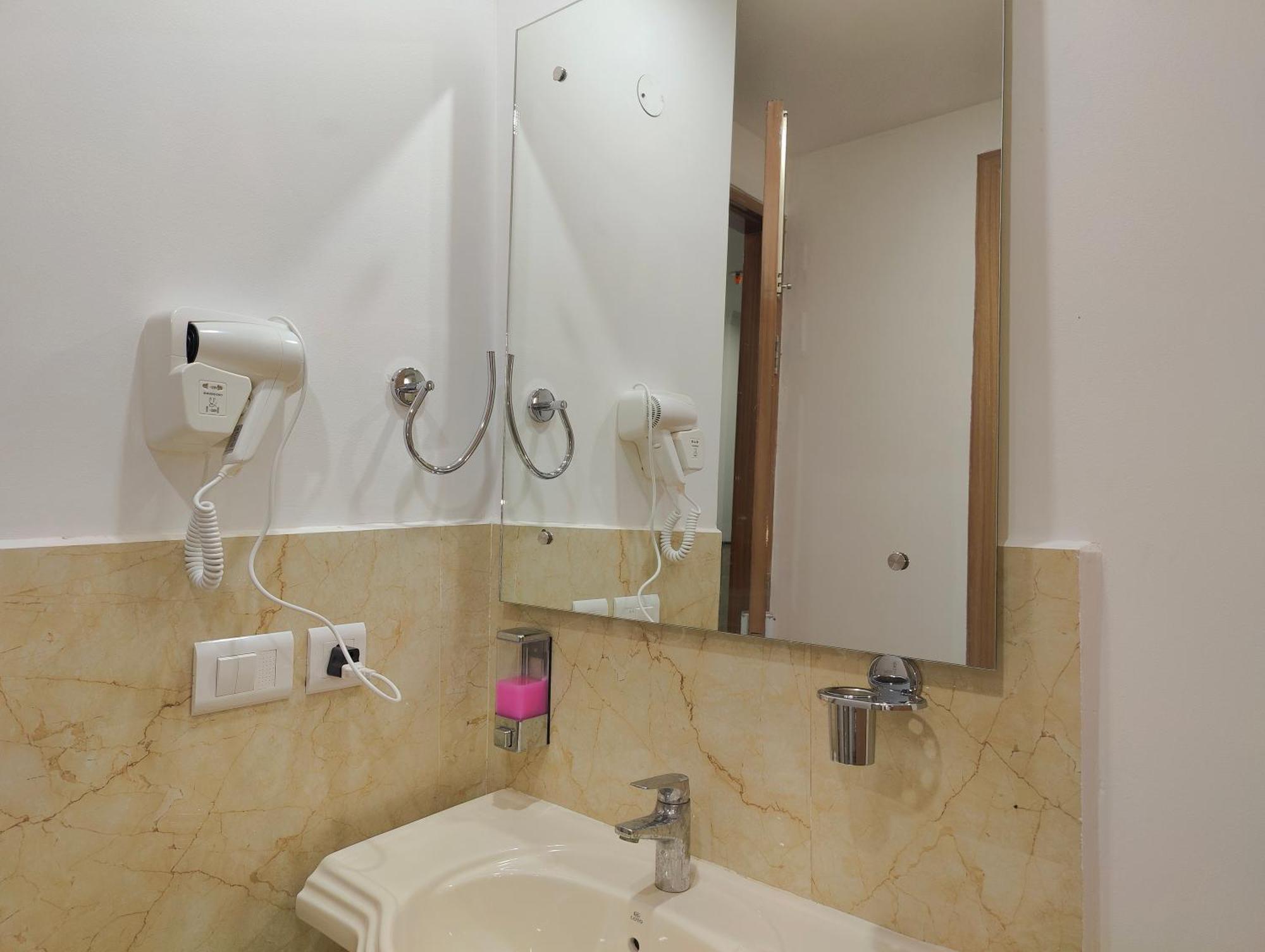 Decent Suites Inn- Mahipalpur, Delhi Airport, Aerocity Couette-café 4*
