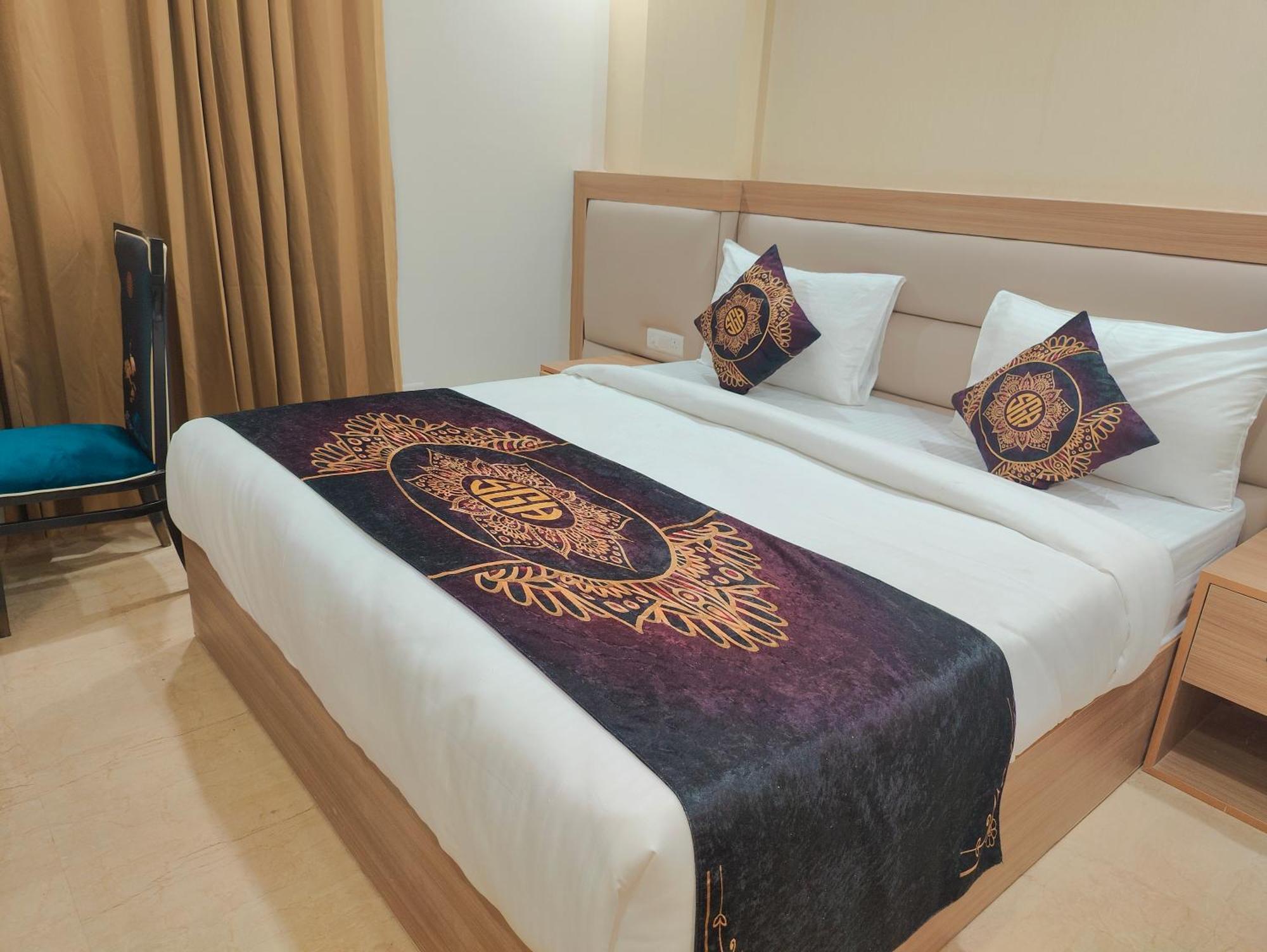 Couette-café Decent Suites Inn- Mahipalpur, Delhi Airport, Aerocity 4*