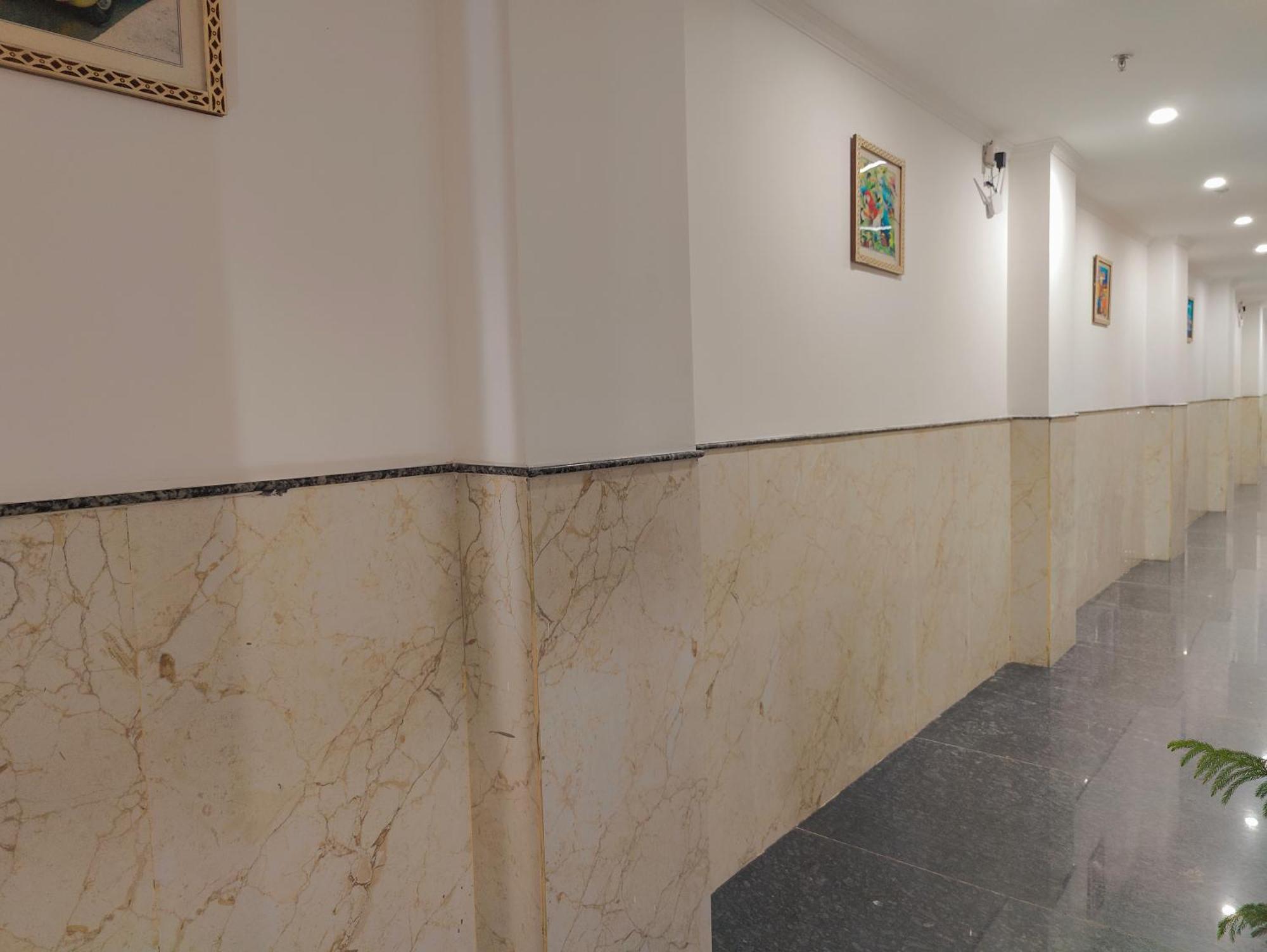 Decent Suites Inn- Mahipalpur, Delhi Airport, Aerocity Couette-café