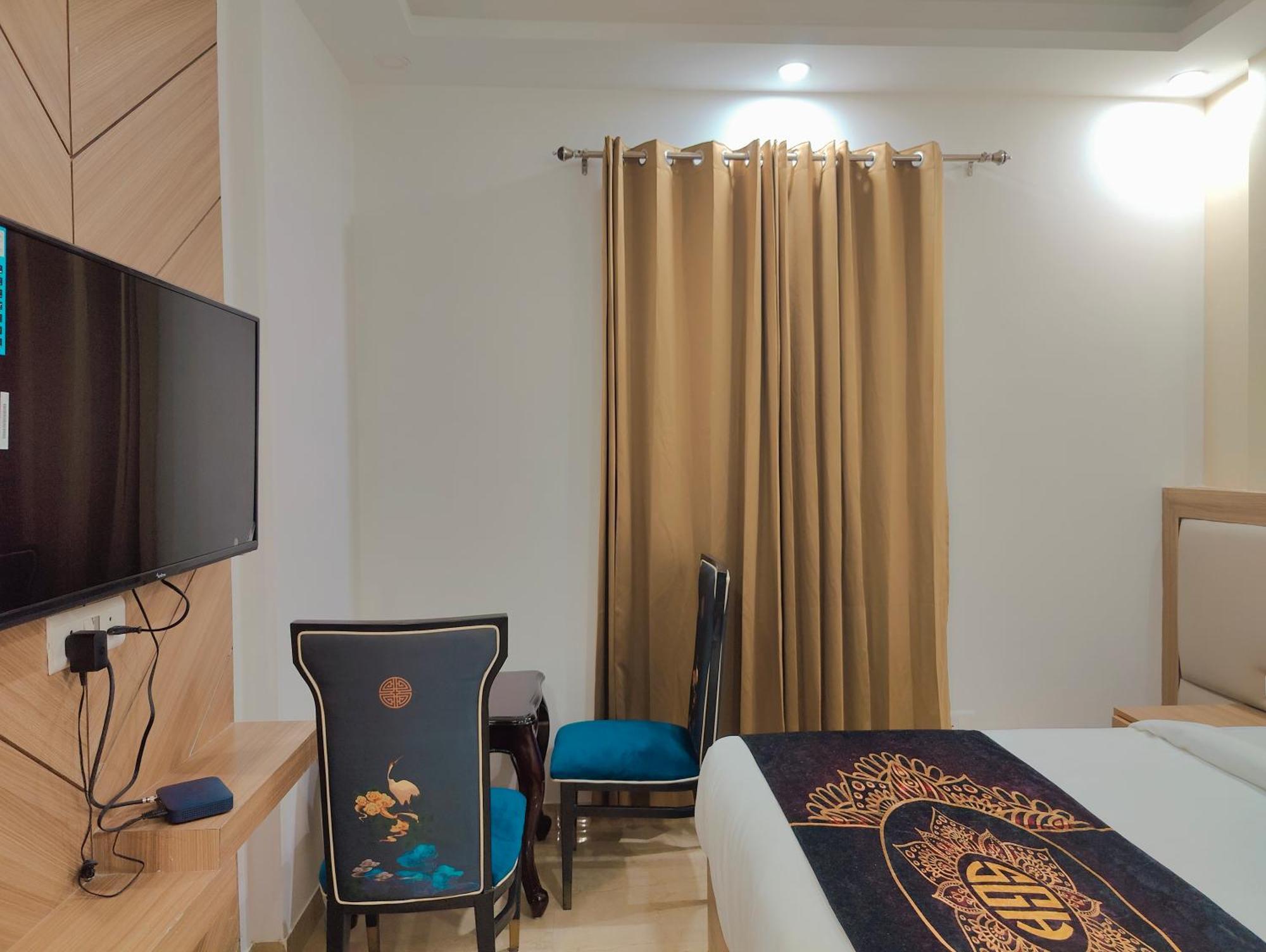Decent Suites Inn- Mahipalpur, Delhi Airport, Aerocity Couette-café 4*