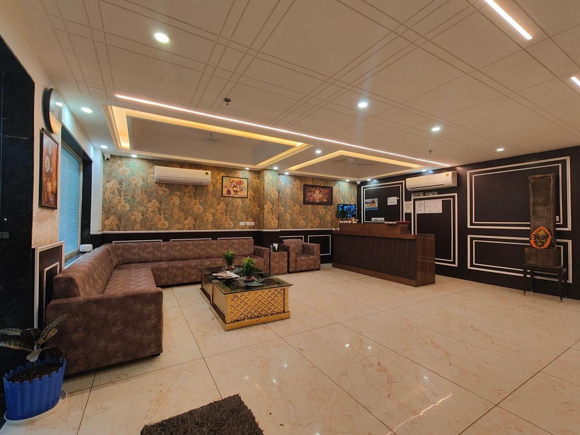 Decent Suites Inn- Mahipalpur, Delhi Airport, Aerocity Couette-café 4*