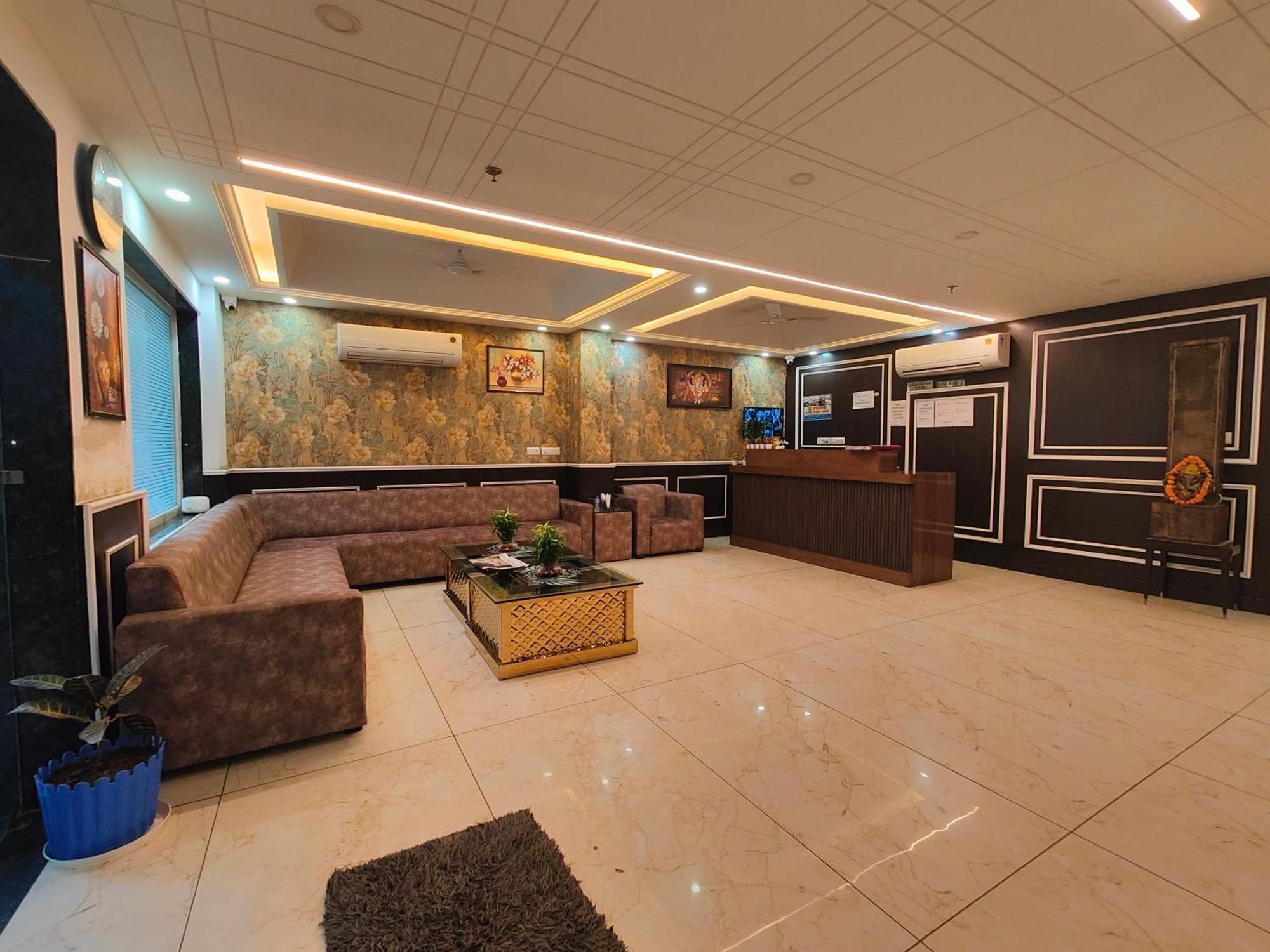 Couette-café Decent Suites Inn- Mahipalpur, Delhi Airport, Aerocity 4*