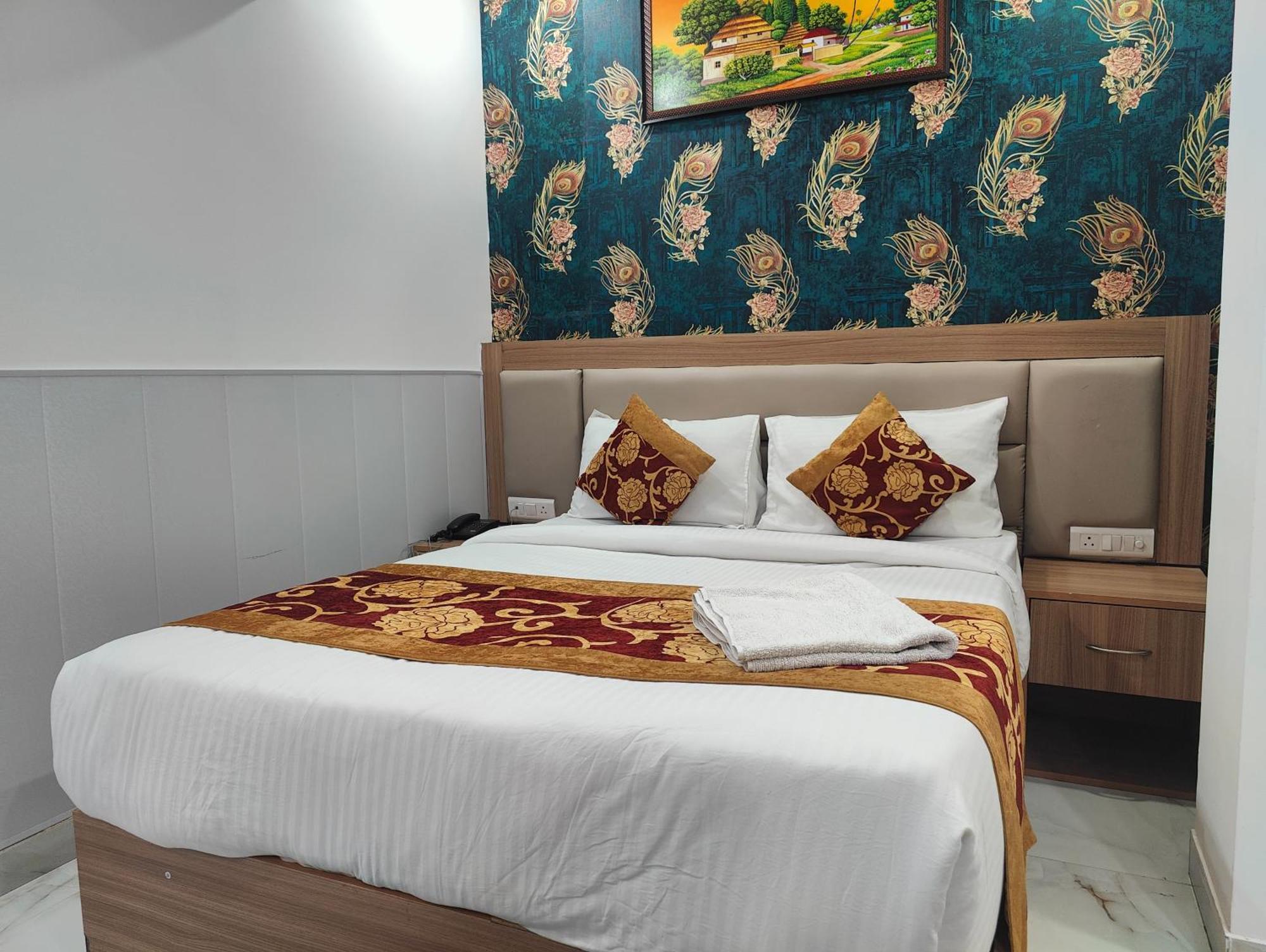 Decent Suites Inn- Mahipalpur, Delhi Airport, Aerocity Couette-café