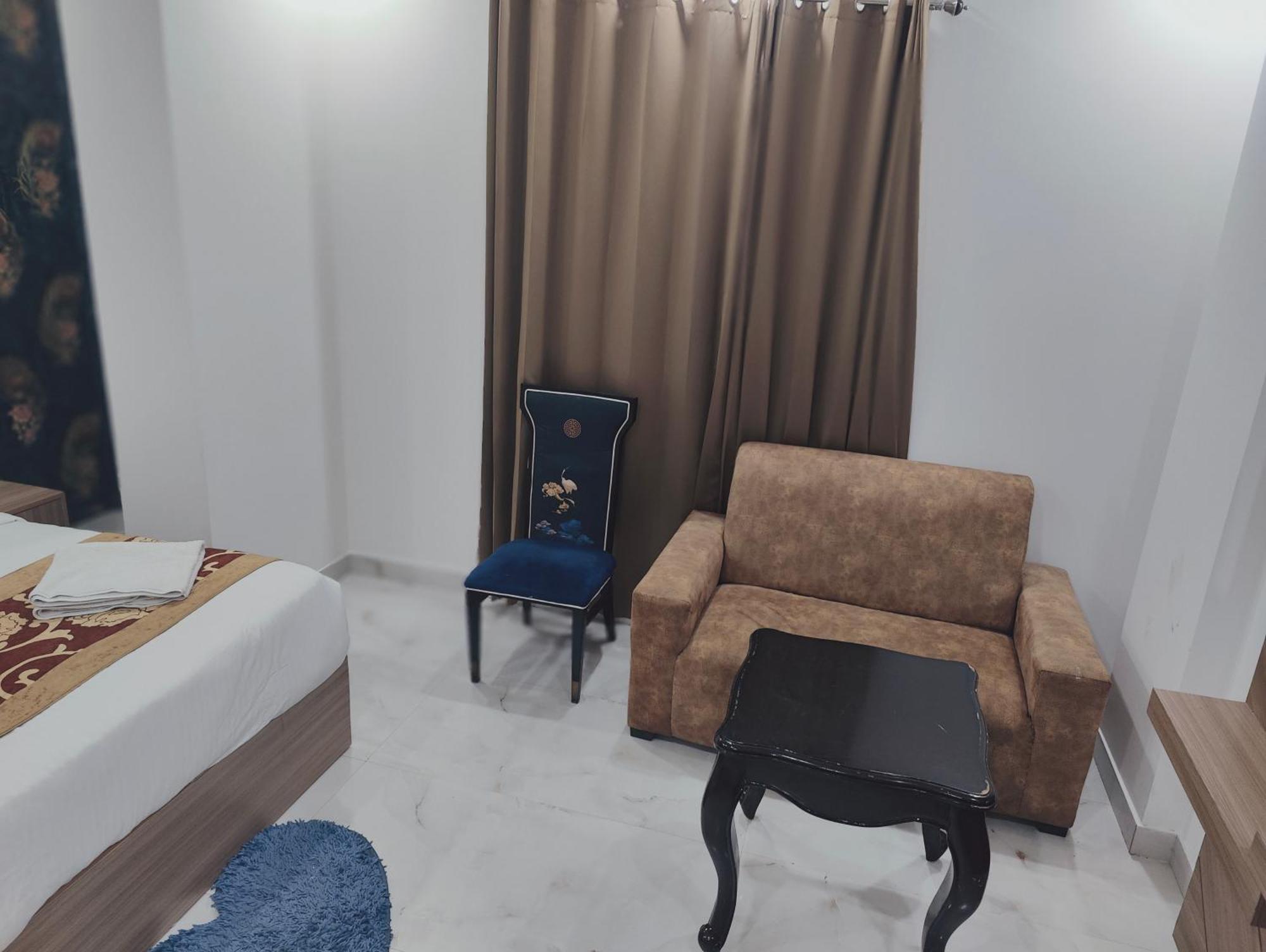 Couette-café Decent Suites Inn- Mahipalpur, Delhi Airport, Aerocity 4*