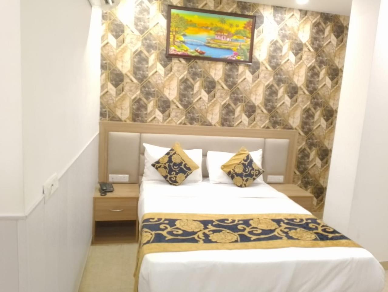 Decent Suites Inn- Mahipalpur, Delhi Airport, Aerocity Couette-café