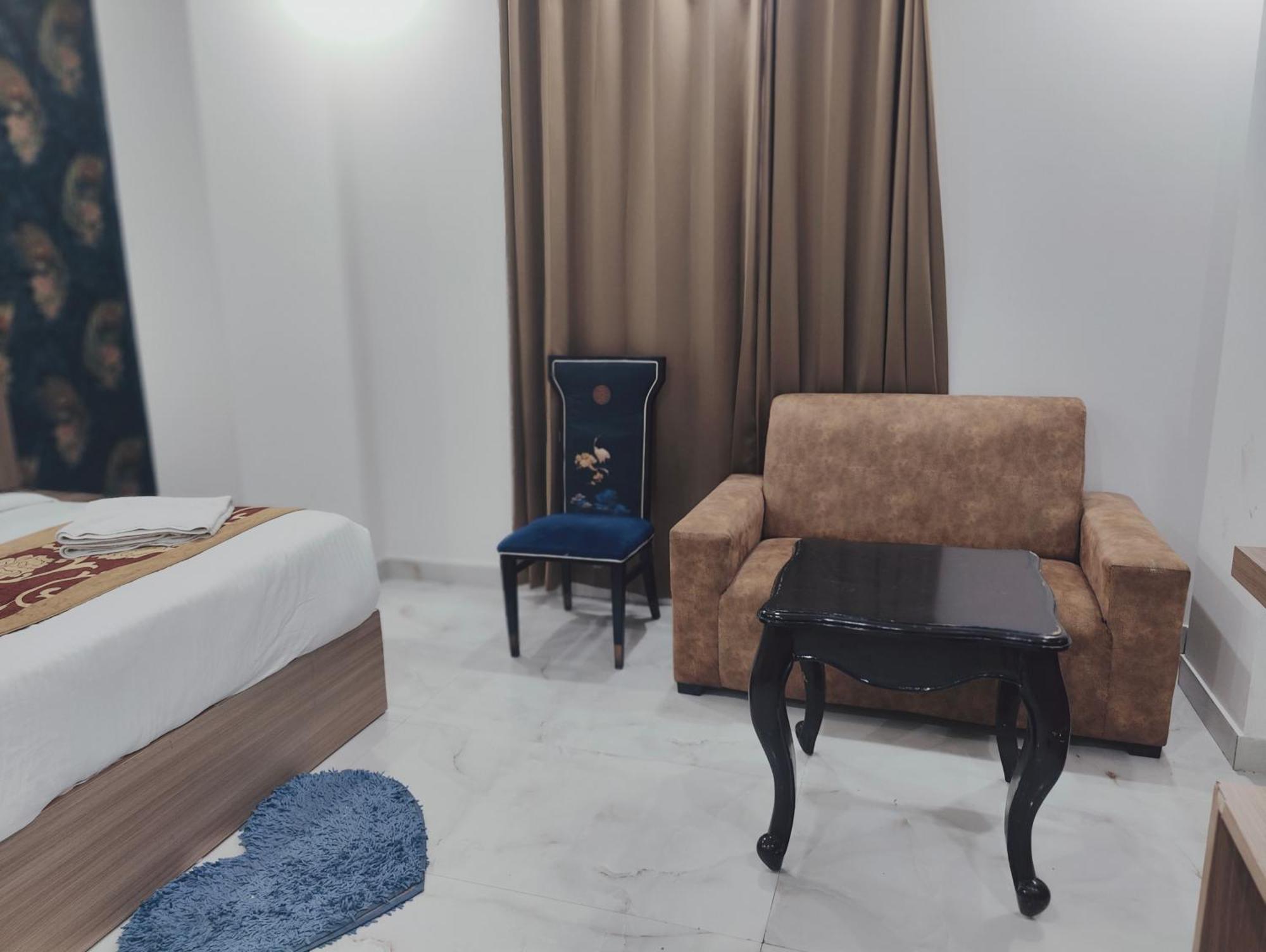 Couette-café Decent Suites Inn- Mahipalpur, Delhi Airport, Aerocity