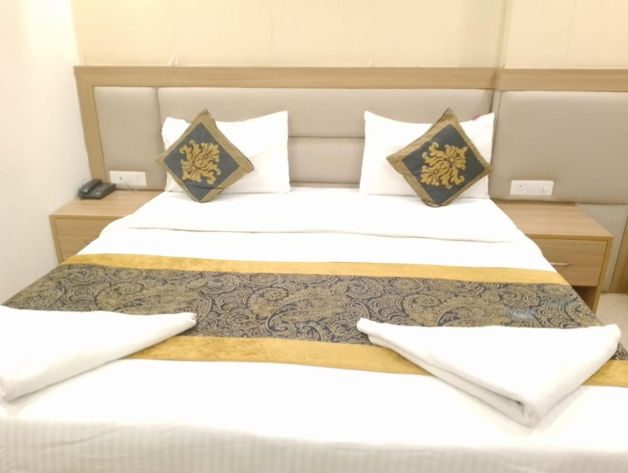 Decent Suites Inn- Mahipalpur, Delhi Airport, Aerocity Couette-café 4*