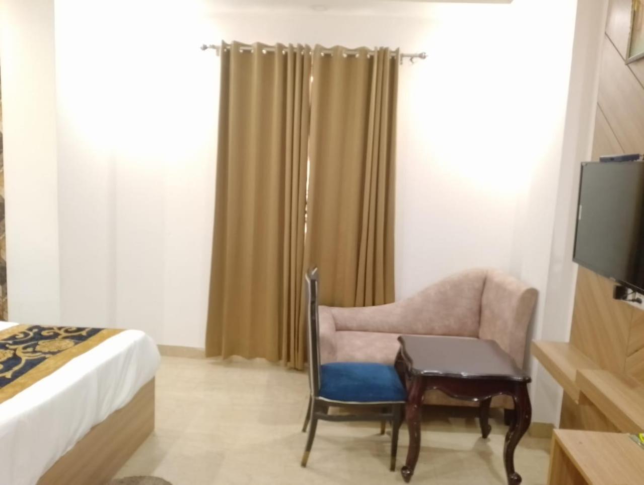 Decent Suites Inn- Mahipalpur, Delhi Airport, Aerocity New Delhi
