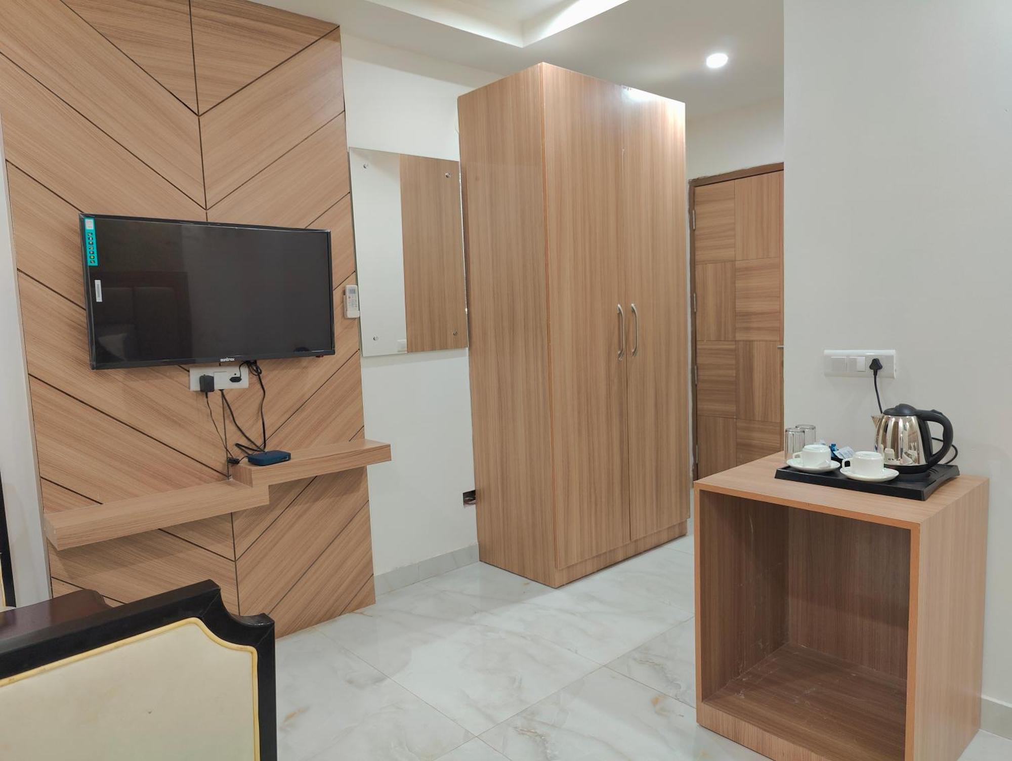 Couette-café Decent Suites Inn- Mahipalpur, Delhi Airport, Aerocity 4*