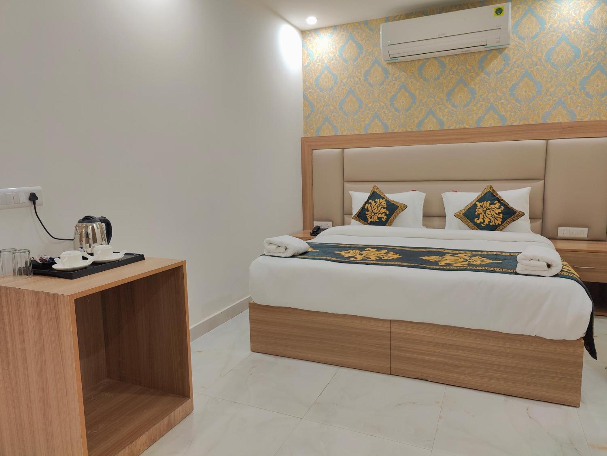 Decent Suites Inn- Mahipalpur, Delhi Airport, Aerocity Couette-café