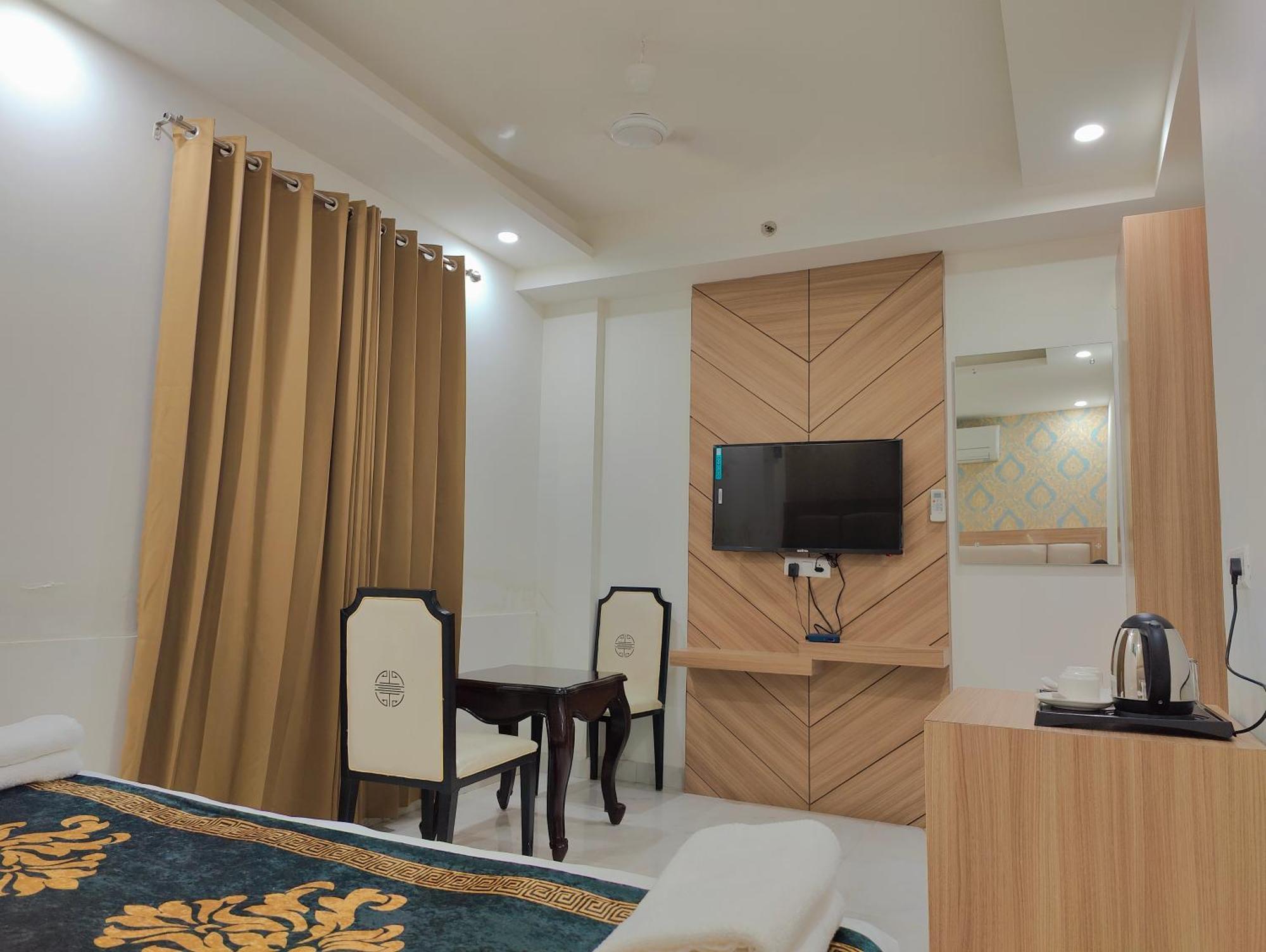 Decent Suites Inn- Mahipalpur, Delhi Airport, Aerocity Couette-café