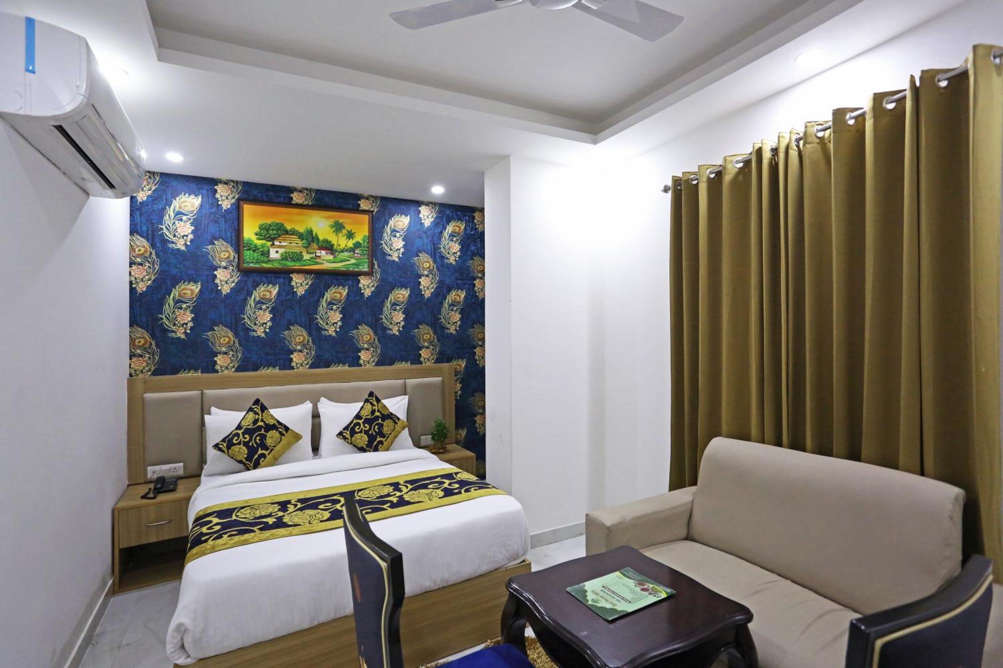 Decent Suites Inn- Mahipalpur, Delhi Airport, Aerocity Couette-café