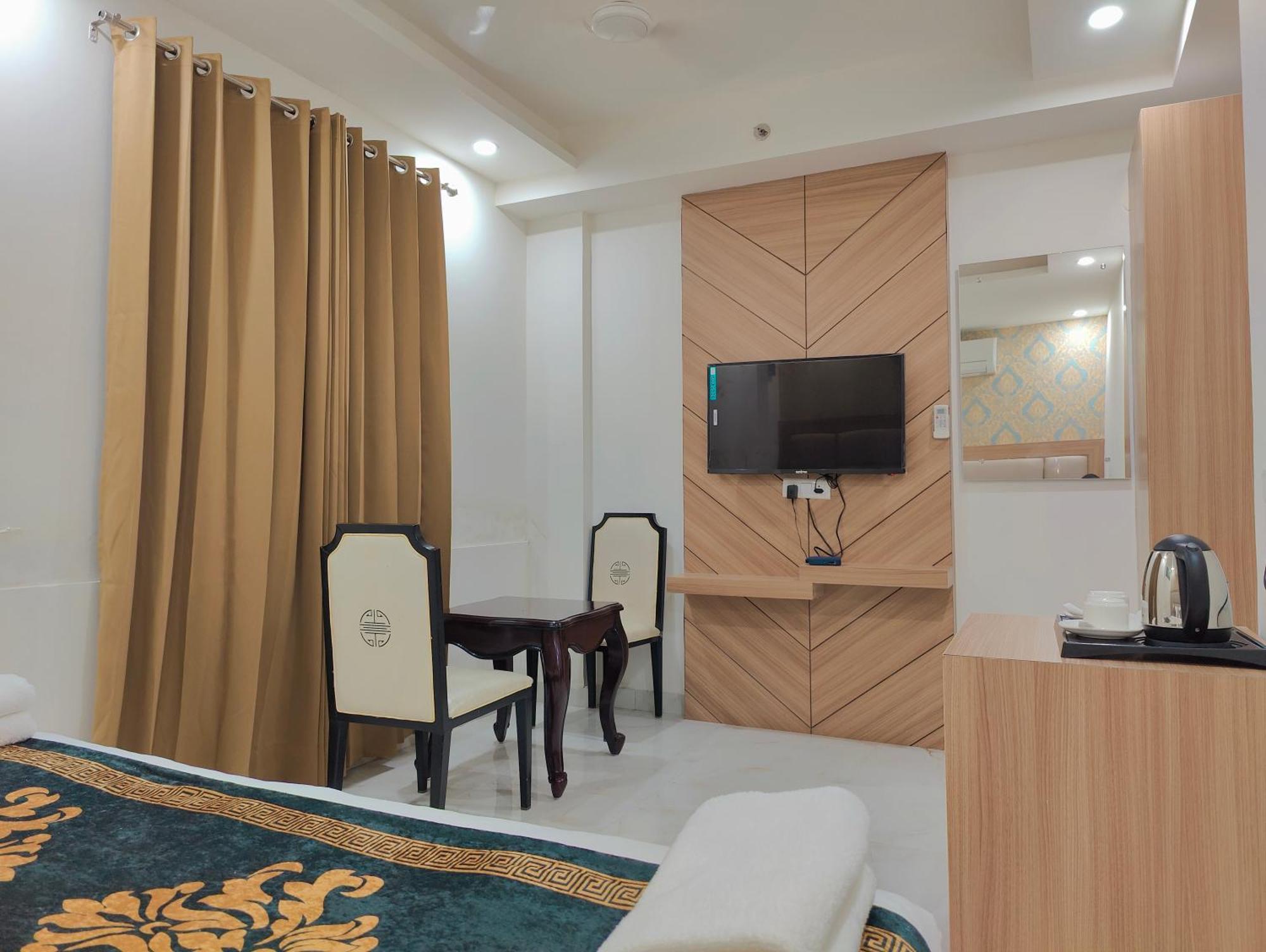 Couette-café Decent Suites Inn- Mahipalpur, Delhi Airport, Aerocity 4*