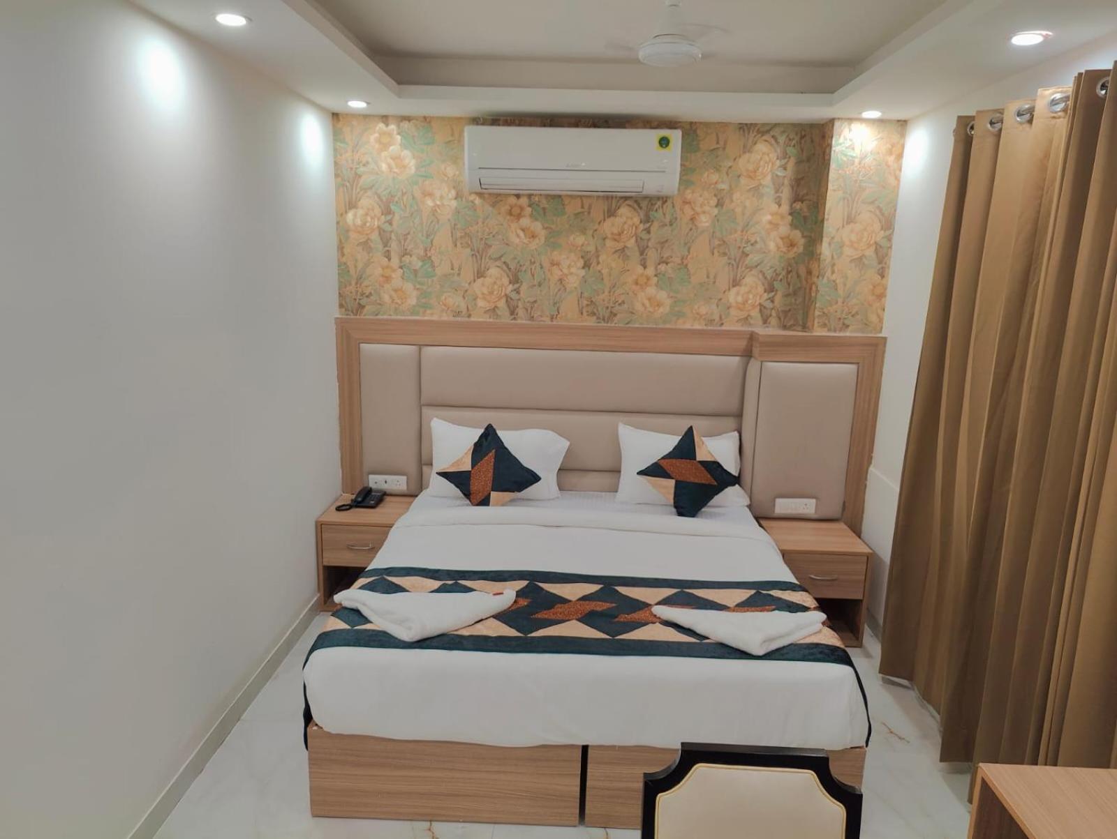 Couette-café Decent Suites Inn- Mahipalpur, Delhi Airport, Aerocity 4*