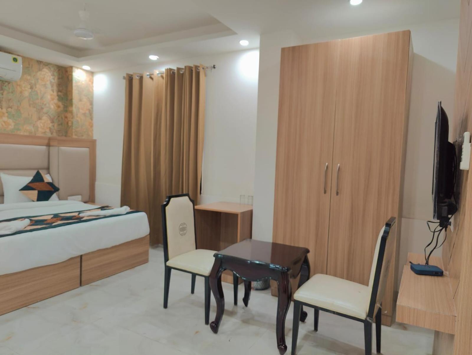 Couette-café Decent Suites Inn- Mahipalpur, Delhi Airport, Aerocity New Delhi